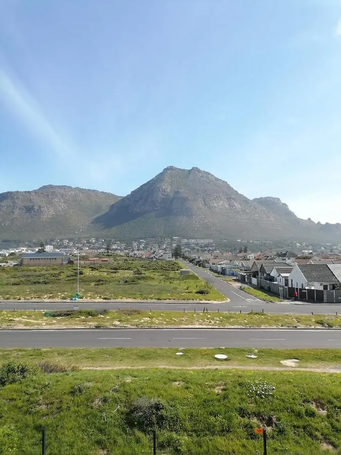 Muizenberg Mountain View Apartment ケープタウン